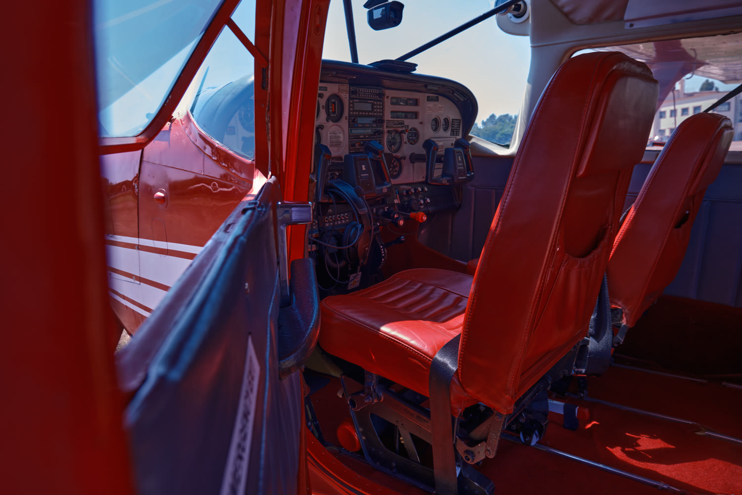 Interno dell’I-SIMJ con i sedili rossi e la cabina di pilotaggio in primo piano